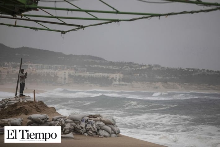 Declaran alerta roja en Los Cabos por huracán 'Lorena'