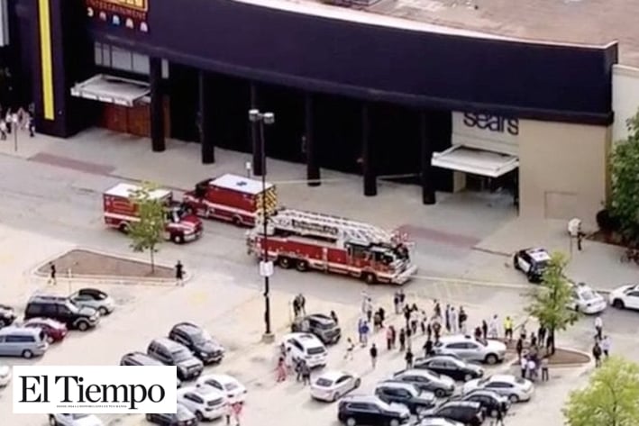 Sujeto derriba entrada de centro comercial en Illinois; autoridades lo detienen