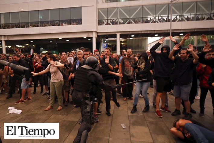 Catalanes toman las calles y colapsan el aeropuerto de Barcelona