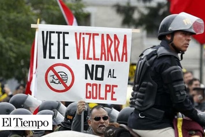Cientos protestan en Lima contra la disolución del Congreso peruano