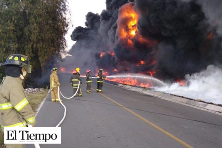 Desalojan a 200 personas por incendio en ducto de Pemex