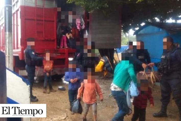 Rescatan a 100 migrantes en carretera de Veracruz