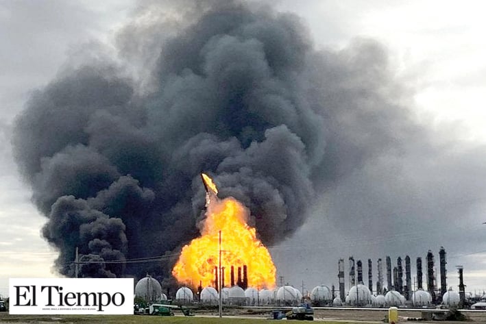 Desalojan a 50 mil personas en Texas por explosiones en planta química