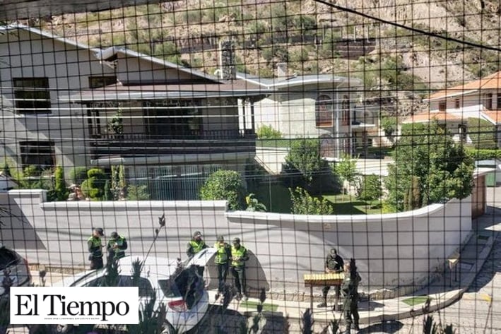Agreden auto de diplomática de España por entrar a embajada de México en Bolivia