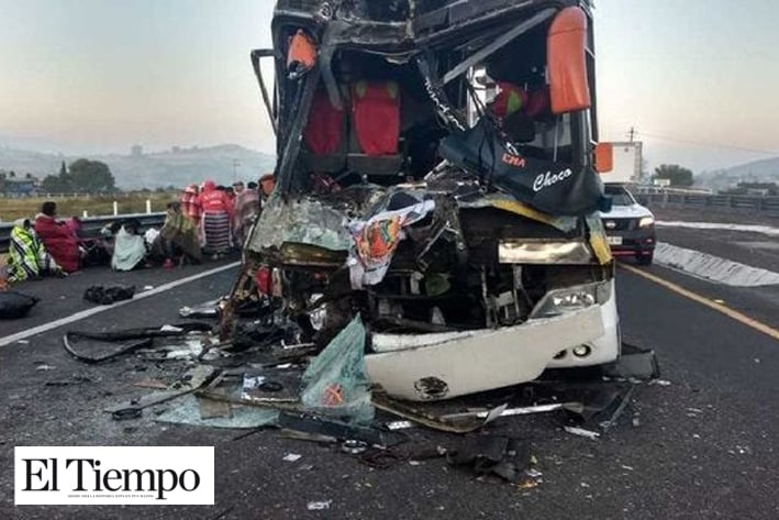 Choca camión de peregrinos en Michoacán; reportan dos muertos y 15 lesionados