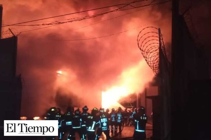 Evacuan a 3 mil personas por incendio de subestación de CFE en Santa Martha Acatitla; hay 10 intoxicados