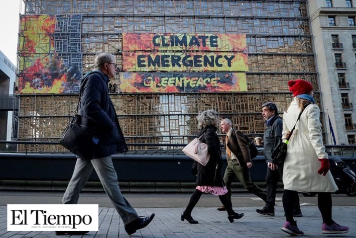 Greenpeace despliega una pancarta en la sede de cumbre UE que advierte de la emergencia climática
