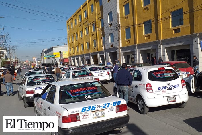 Taxistas bloquean calles