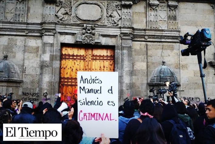 Encapuchadas vandalizan Palacio Nacional por feminicidos