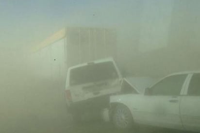 Tormenta de arena provoca caos en carretera