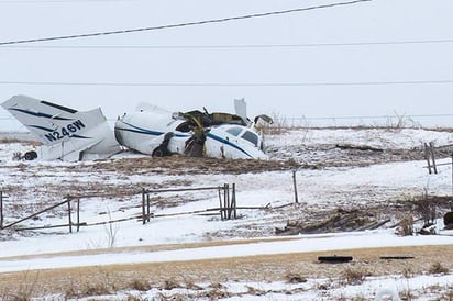 Mueren siete al estrellarse avioneta