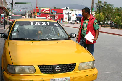 Fija tarifas de cobro a taxista de Castaños.