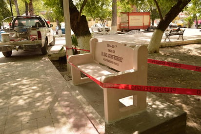 Colocan en plaza bancas de granito