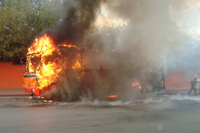 Arde camión de pasajeros