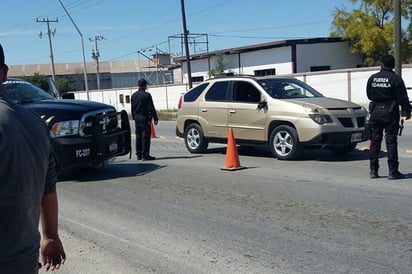 Recuperan obreros autos confiscados