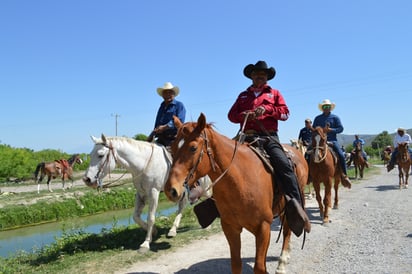 Celebrar su 79 aniversario con cabalgata