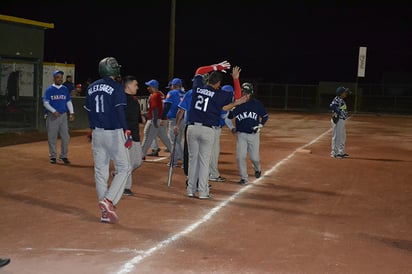 Rangers gana duelo de garrotazos