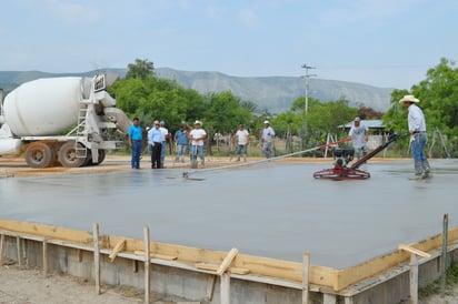 Supervisan construcción de canchas