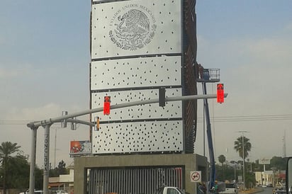 Instalan semáforos en Monumento a Madero