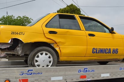 Impactan a taxista