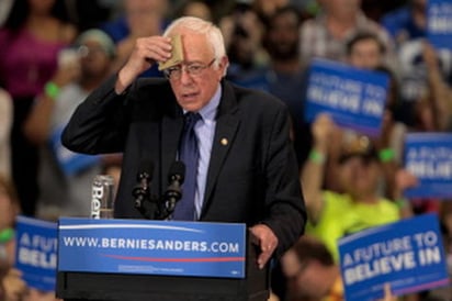 Sanders recorta su  equipo de campaña