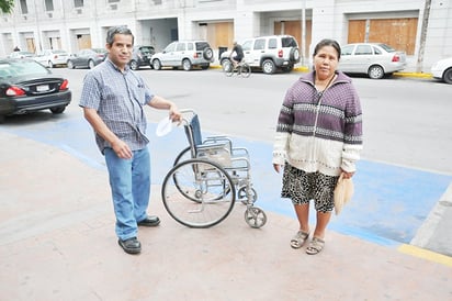 Recibe familia  silla de ruedas