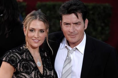 Ex de Charlie Sheen lo acusa de malgastar su dinero