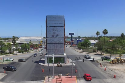 Pavimentan  alrededor de  Monumento