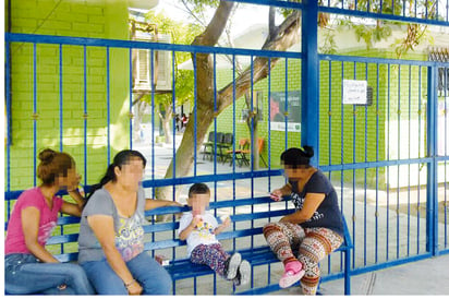 Maltrata y humilla maestra a alumnos