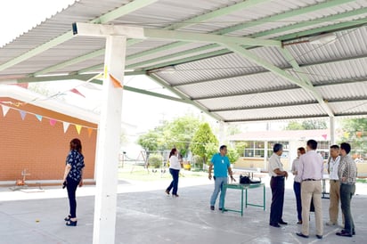 Supervisan techado de escuela primaria