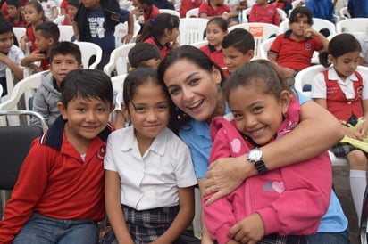 Disfrutan niños de cuentacuentos