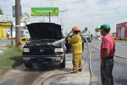 Se incendia camioneta