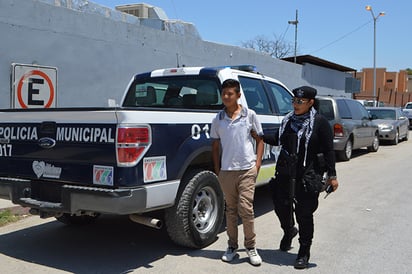 Arrestan a menor por pintar corazones