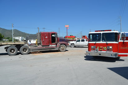 Se quema tráiler en gasolinera