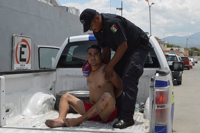 Se la “tronaba” en la banqueta