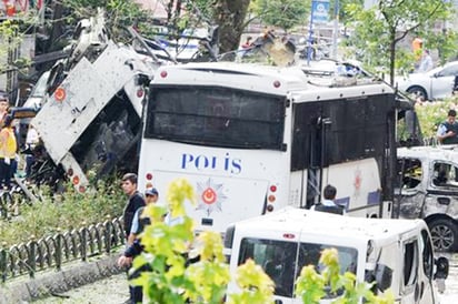 Bomba contra auto  policial deja 11 muertos