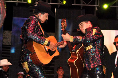 Con todos sus éxitos 'Los Plebes del Rancho' cantan y encantan a monclovenses