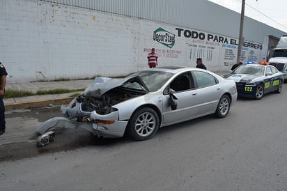 Embarra su auto  en caja de tráiler