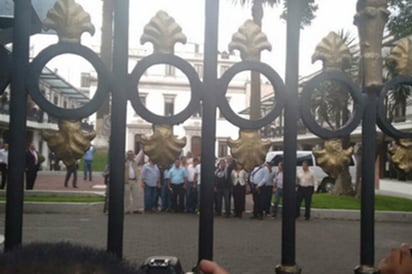 Dialoga con representantes del magisterio nacional