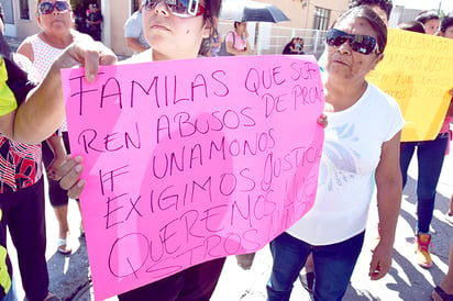 Protesta en PRONNIF exigen regresen hijos