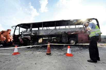 Se incendia autobús y  mueren 35 personas