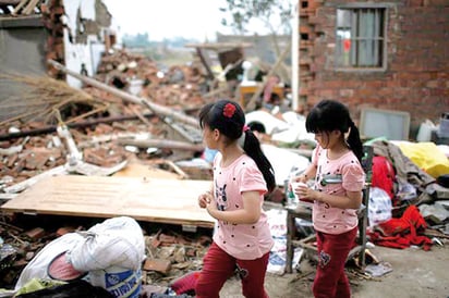 Suman 98 muertos  por tormentas