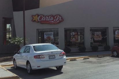 Roban a cliente de Carl´s Jr.