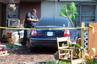 Muere encerrado en un automóvil