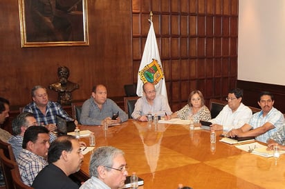 Lleva a cabo reunión productiva con trabajadores de la educación