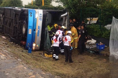 Vuelca autobús  hay 1 muerto