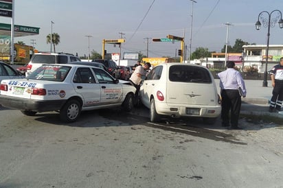 Taxista causa  carambolazo