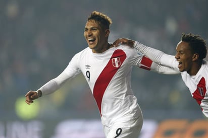 Perú se complica, pero gana