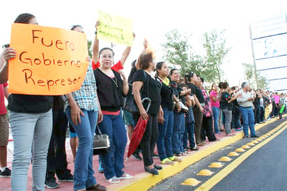 ‘Maestro aguanta,  el pueblo se levanta’