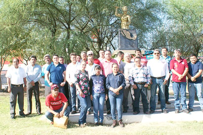 Llevan ofrenda floral a  monumento al minero